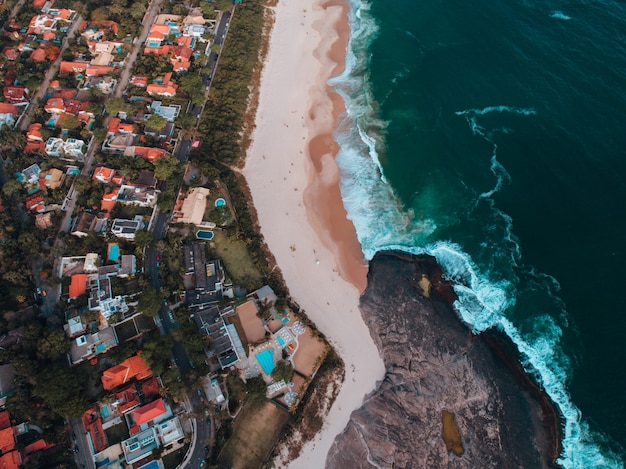 Luftaufnahme eines Strandes mit vielen Gebäuden an der Küste in Rio de Janeiro