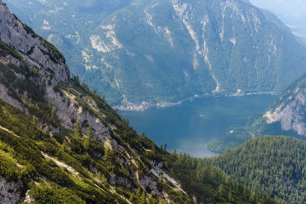 Luftaufnahme eines von Bergen umgebenen Sees in Hallstatt, Österreich