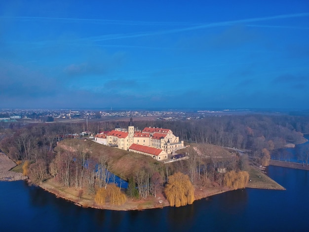 Luftaufnahme eines Wasserreservoirs in der Nähe einer Stadt