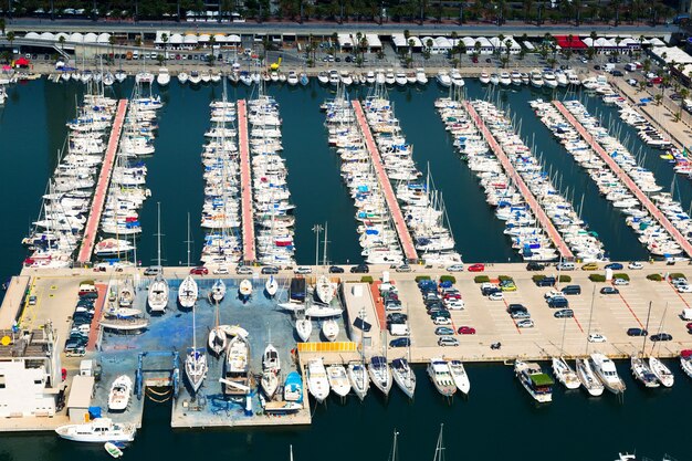 Luftaufnahme von angedockten Yachten in Port Olimpic. Barcelona