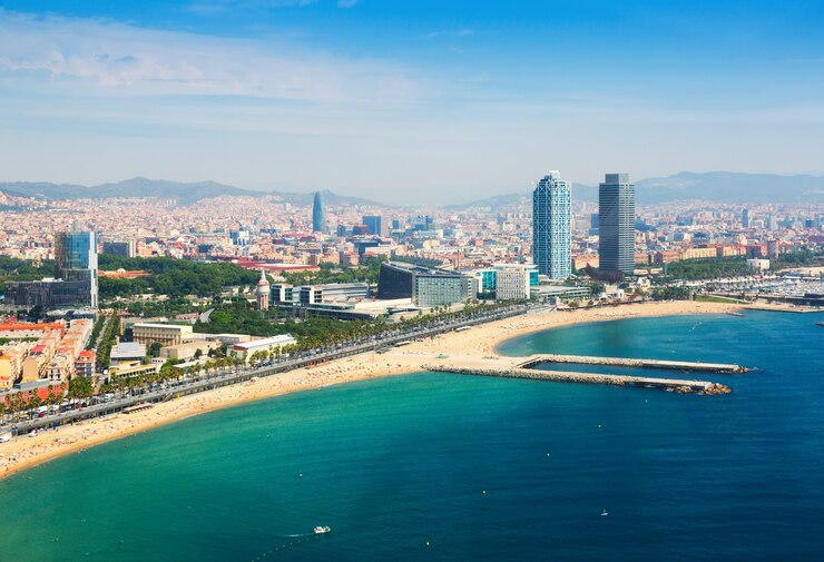 Kostenlose Foto luftaufnahme von barcelona vom mittelmeer