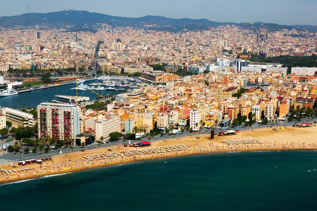 Luftaufnahme von Barceloneta vom Mittelmeer. Barcelona