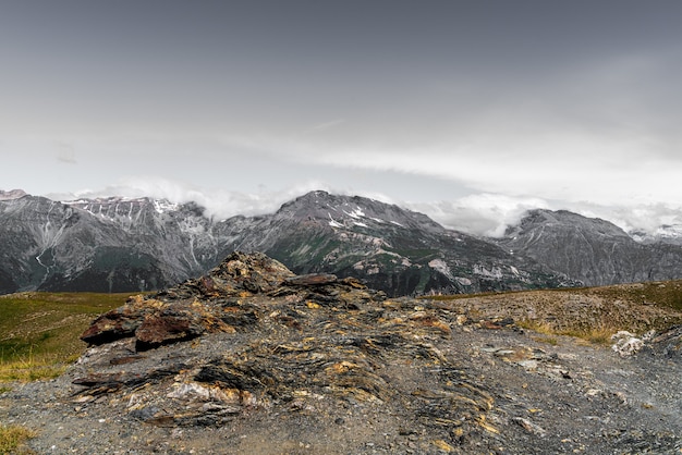 Luftaufnahme von Bergen und Felsen in Colle dell'Assietta mit Himmel und Wolken