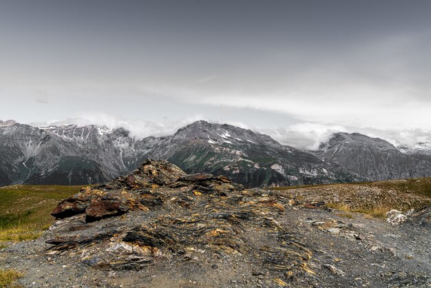 Luftaufnahme von Bergen und Felsen in Colle dell'Assietta mit Himmel und Wolken