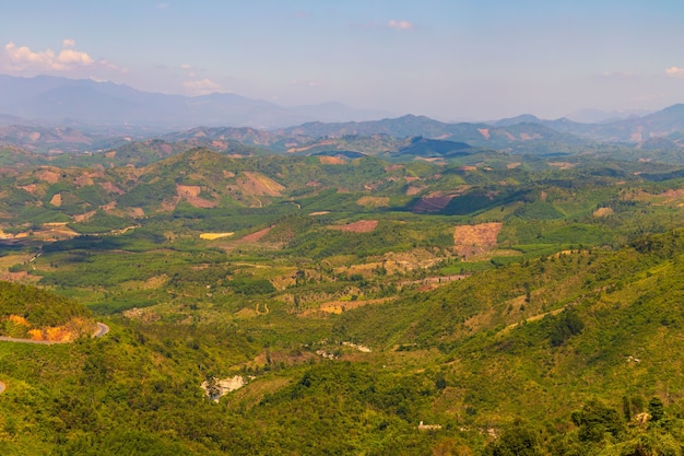 Kostenloses Foto luftaufnahme von bewaldeten bergen in dalat