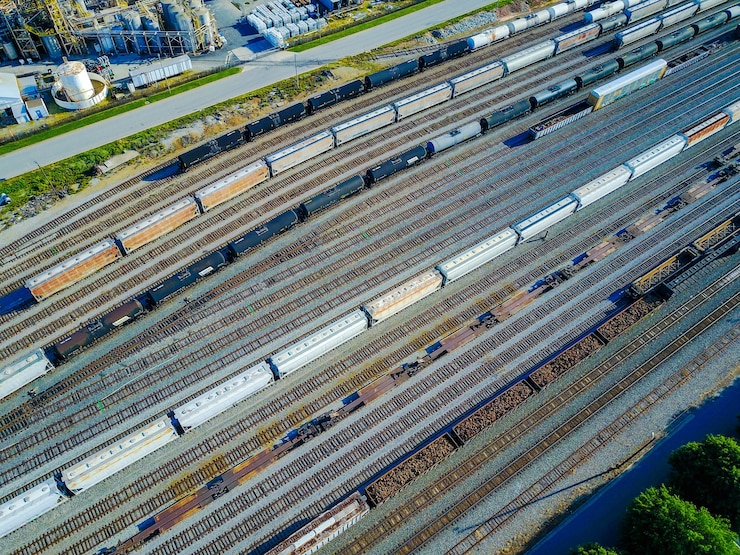 Kostenlose Foto luftaufnahme von eisenbahnschienen und autos