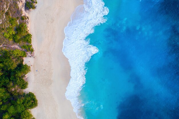 Luftaufnahme von Kelingking Beach in der Insel Nusa Penida, Bali in Indonesien