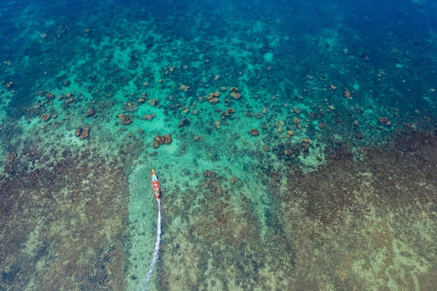 Luftaufnahme von Long Tail Booten auf dem Meer bei Koh Tao Island, Thailand