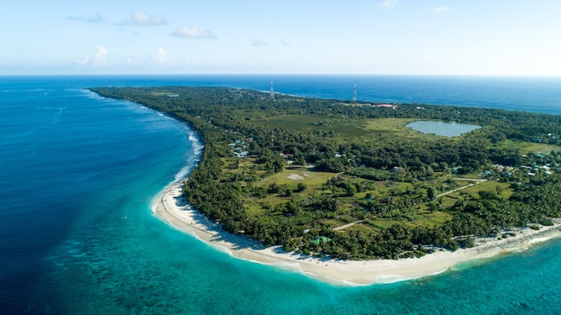 Luftaufnahme von Malediven, die den erstaunlichen Strand das klare blaue Meer und den Dschungel zeigt