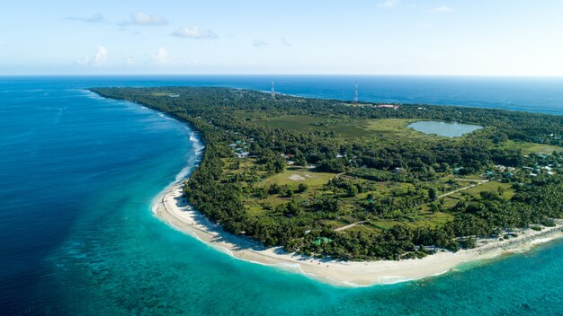 Luftaufnahme von Malediven, die den erstaunlichen Strand das klare blaue Meer und den Dschungel zeigt