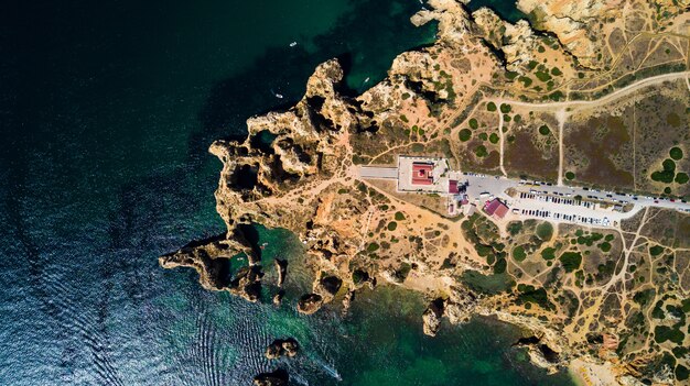 Luftaufnahme von Ponta da Piedade von Lagos, Portugal. Schönheitslandschaft von schroffen Klippen am Meer und Wasser des Wasserozeans in der Algarve-Region von Portugal