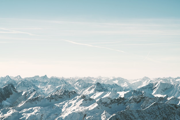 Kostenloses Foto luftaufnahme von schneebedeckten bergen unter einem schönen himmel am tag