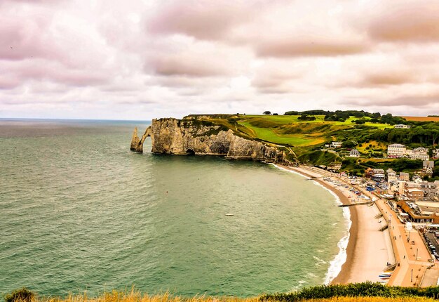 Luftaufnahme von vielen Gebäuden an der Küste des Meeres in der Normandie, Frankreich