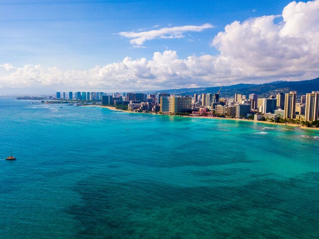 Luftaufnahme von Waikiki Wall und Diamond Head in Honolulu, USA