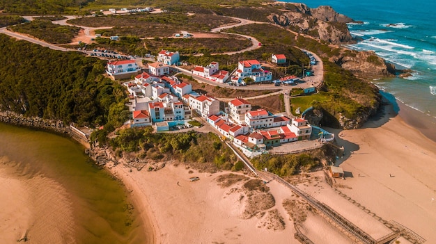 Luftaufnahme von Wohngebäuden und Hotels in der Nähe der Algarve-Küste in Portugal