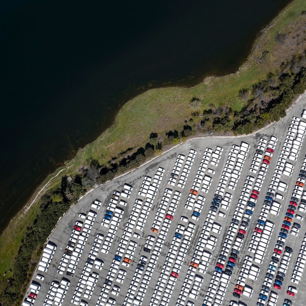 Kostenloses Foto luftaufnahmen mit geparkten autos