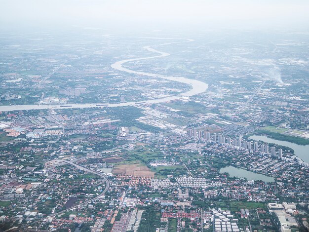 Luftbild der Stadt Bangkok und des Chao Phraya mit Morgennebel-Overlay