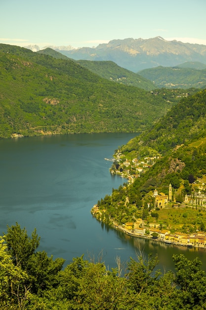 Luftbild über Morcote mit Alpensee Lugano und Berg