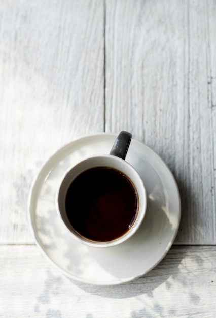 Kostenloses Foto luftbild von einem heißen kaffee trinken