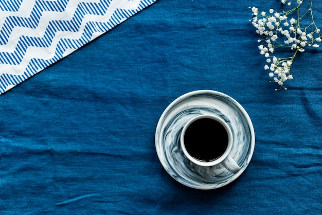 Kostenloses Foto luftbild von heißen kaffee trinken