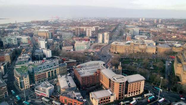 Kostenloses Foto luftbild von liverpool aus einem aussichtspunkt vereinigtes königreich alte und moderne gebäude