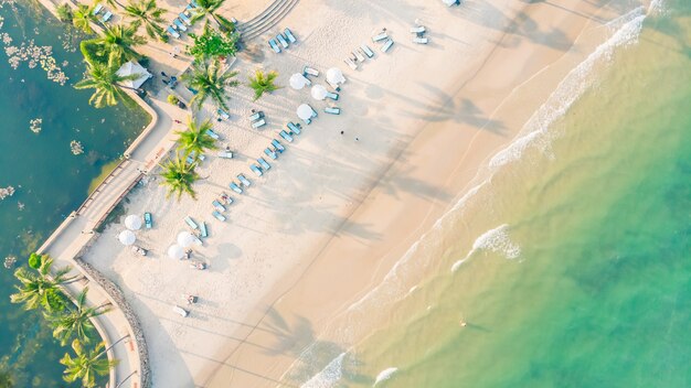 Luftbild von Strand und Meer