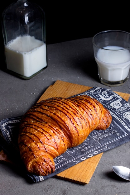 Luftcroissant mit Erdbeersirup und einem Glas Milch