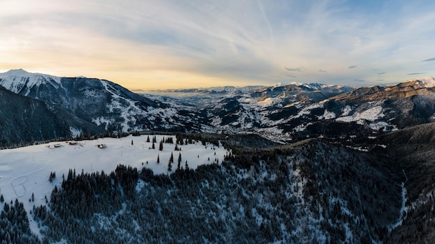 Luftdrohne Panoramablick auf die Karpaten im Winter Rumänien Kahler Wald und Schnee