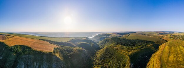 Luftdrohne-Panoramablick auf die Natur in Moldawien. Tal, Fluss, weite Felder