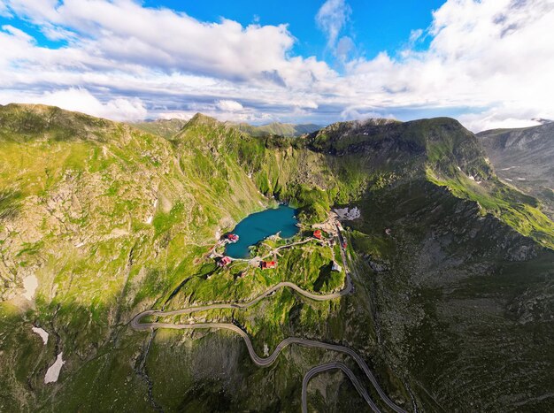 Luftdrohne Weitblick auf die Natur der Transfagarasan-Route in Rumänien