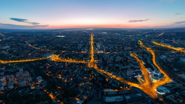 Kostenloses Foto luftdrohnen-panoramablick auf chisinau bei sonnenuntergang moldawien