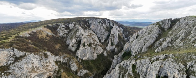 Luftdrohnen-Panoramablick auf eine felsige Schlucht in Rumänien