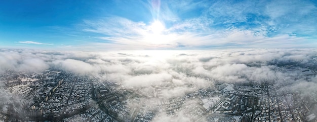 Luftdrohnen-Panoramablick von Chisinau. Mehrere Gebäude, Straßen, Schnee und kahle Bäume.