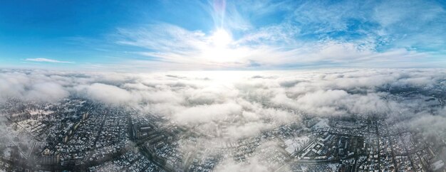 Luftdrohnen-Panoramablick von Chisinau. Mehrere Gebäude, Straßen, Schnee und kahle Bäume.