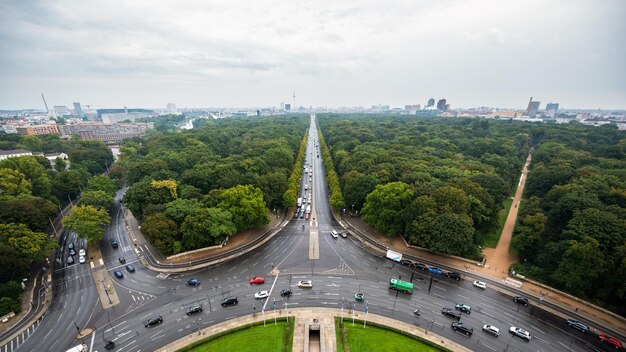 Luftdrohnenansicht der Berliner Innenstadt von der Siegessäule Deutschland