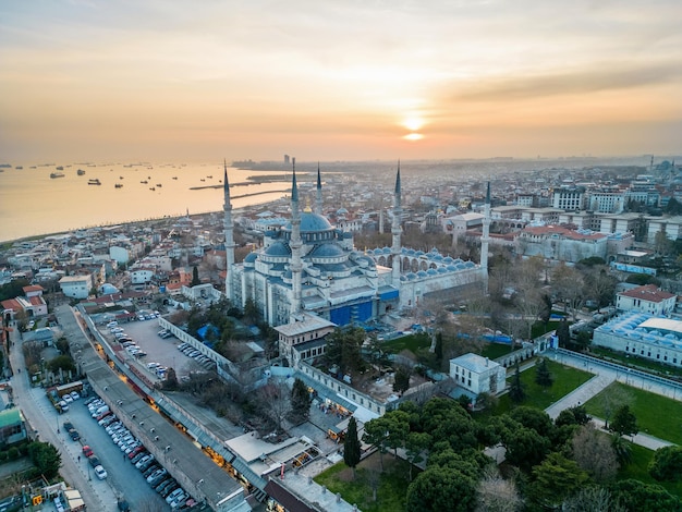 Kostenloses Foto luftdrohnenansicht der blauen moschee in istanbul bei sonnenuntergang türkei