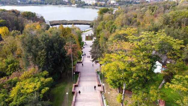 Luftdrohnenansicht der Chisinau-Kaskadentreppe. Mehrere grüne Bäume, wandelnde Menschen