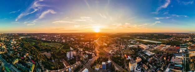 Luftdrohnenansicht der Innenstadt von Chisinau Panoramablick auf mehrere Gebäudestraßen Park mit üppigem