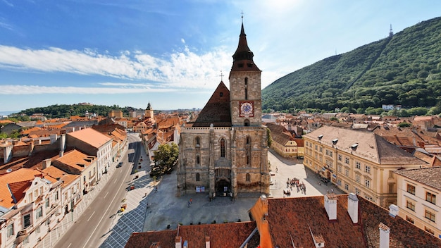 Luftdrohnenansicht der Schwarzen Kirche in der Altstadt von Brasov in Rumänien