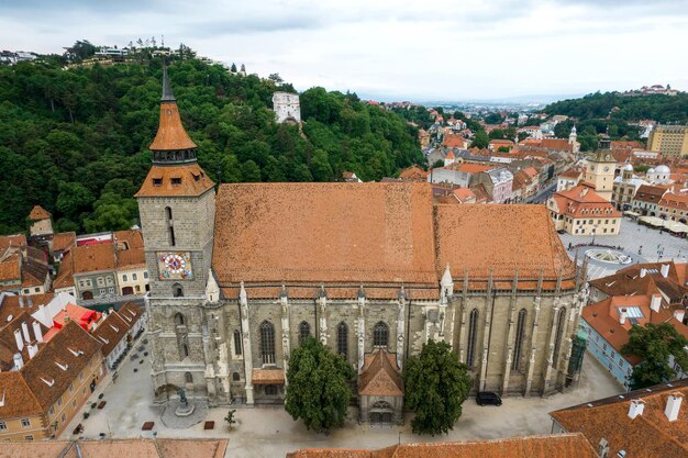 Luftdrohnenansicht der Schwarzen Kirche in der Altstadt von Brasov in Rumänien