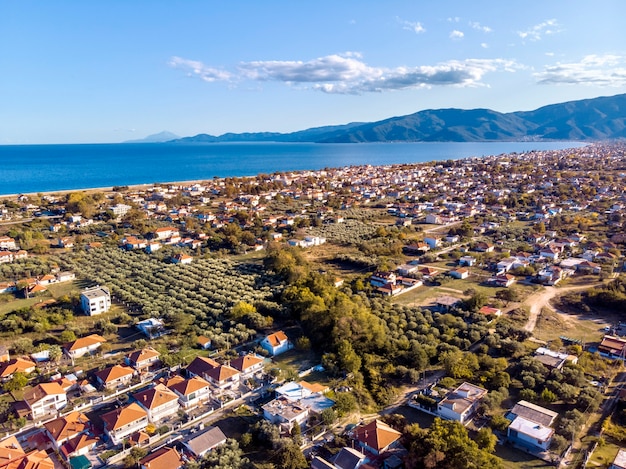 Luftdrohnenansicht der Stadt Asprovalta und der Berge in Chalkidiki, Griechenland