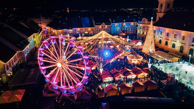 Luftdrohnenansicht des Großen Platzes in Sibiu bei Nacht Rumänien Altstadt dekoriert