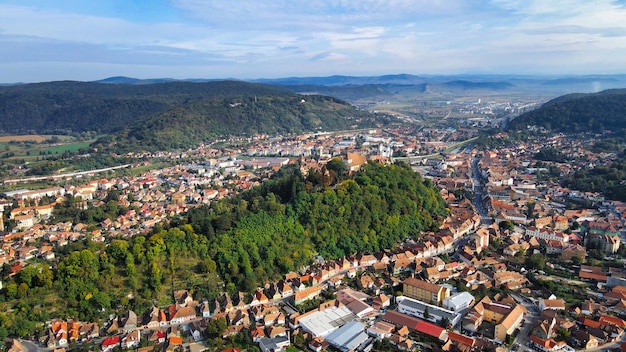 Luftdrohnenansicht des historischen Zentrums von Sighisoara, Rumänien