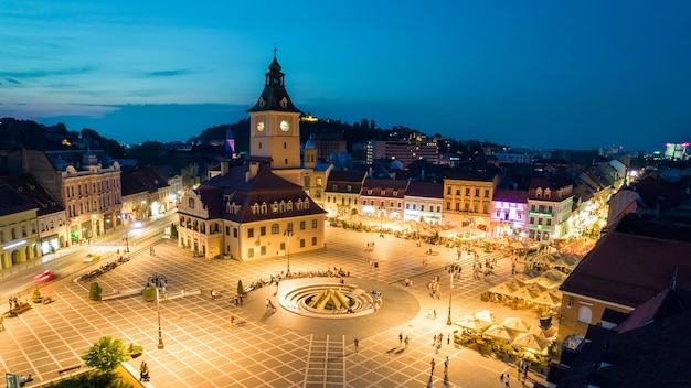 Luftdrohnenansicht des Ratsplatzes in Brasov bei Nacht Rumänien