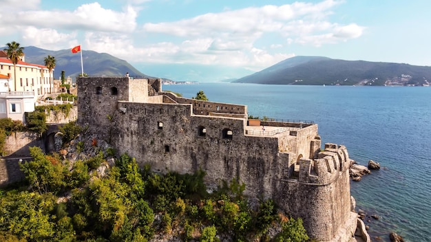 Luftdrohnenansicht einer Festung in Montenegro