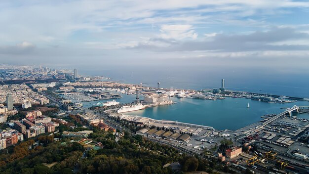 Luftdrohnenansicht von Barcelona, Spanien Mehrere Wohn- und Bürogebäude mit viel Grün