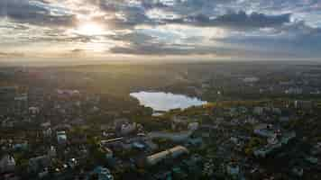 Kostenloses Foto luftdrohnenansicht von chisinau bei sonnenuntergang moldawien