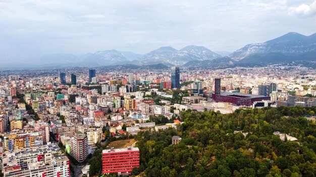 Luftdrohnenansicht von Tirana Albanien