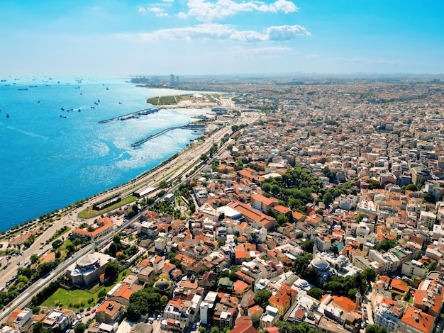 Kostenloses Foto luftdrohnenaufnahme der bosporus-meerenge in istanbul, türkei, mit mehreren schwimmenden schiffen, seehafen und mehreren gebäuden