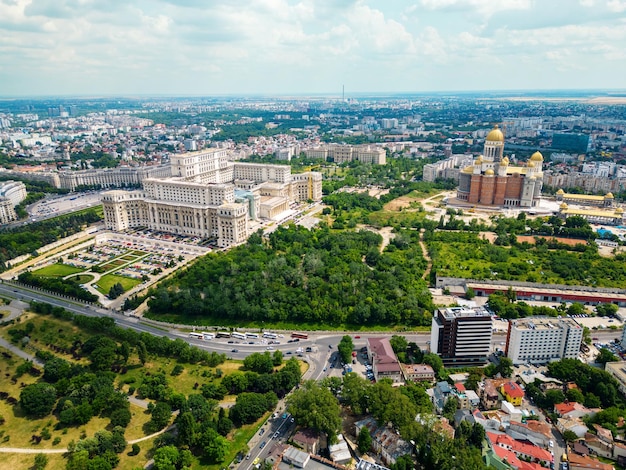 Luftdrohnenaufnahme der Innenstadt von Bukarest, Rumänien, mit dem Parlamentspalast